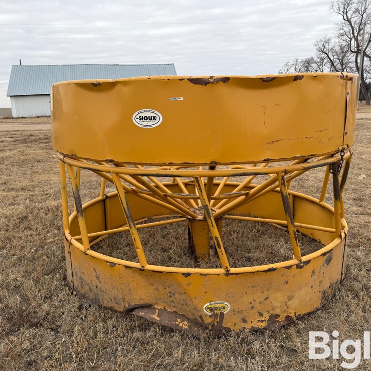 Sioux Hanging Bale Feeder