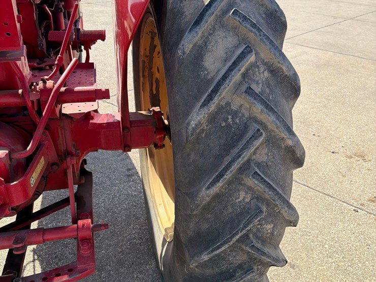 black-hawk-tractor-image-8