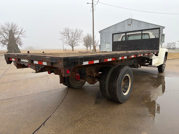 1990-ford-f700-image-3