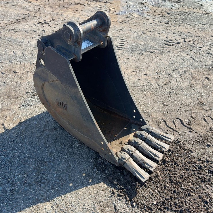 TAG 18" BUCKET WITH TEETH