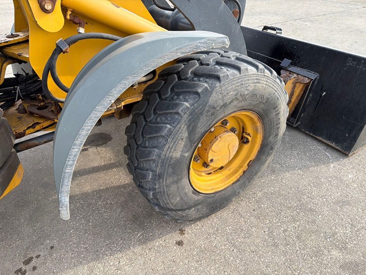 2016-deere-244k-image-30