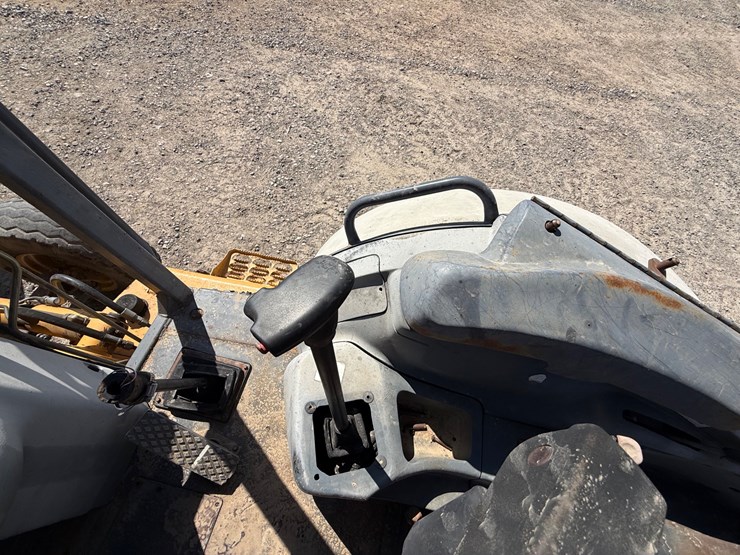 new-holland-555e-image-54