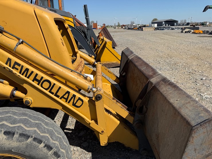new-holland-555e-image-35