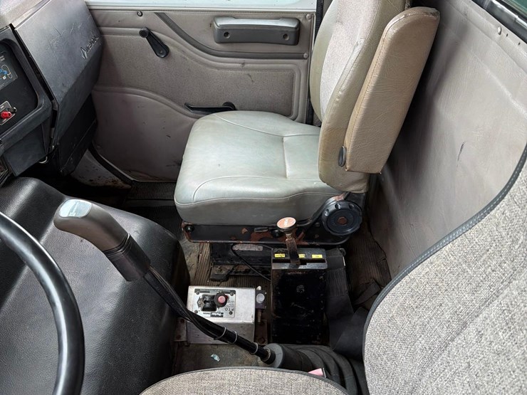 2000-international-8100-image-33