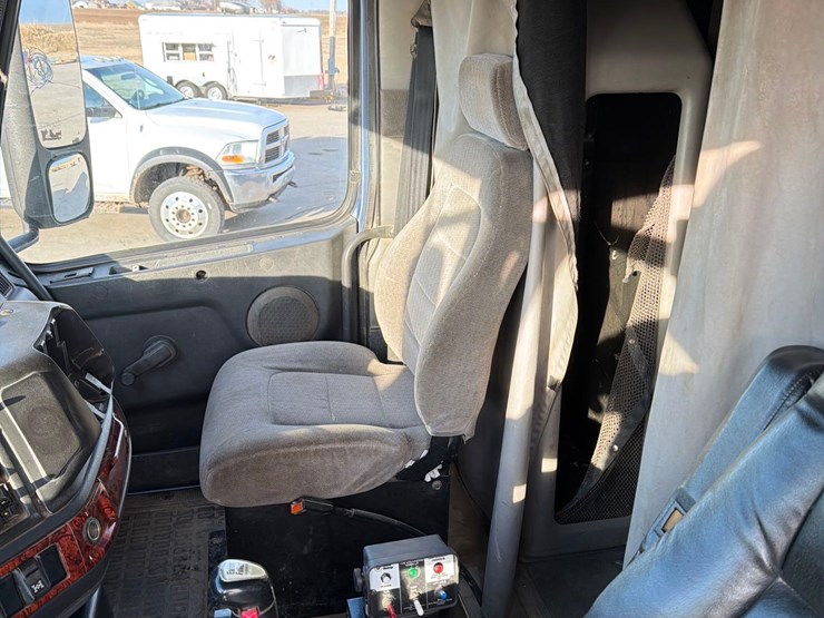 2001-volvo-vn-image-32