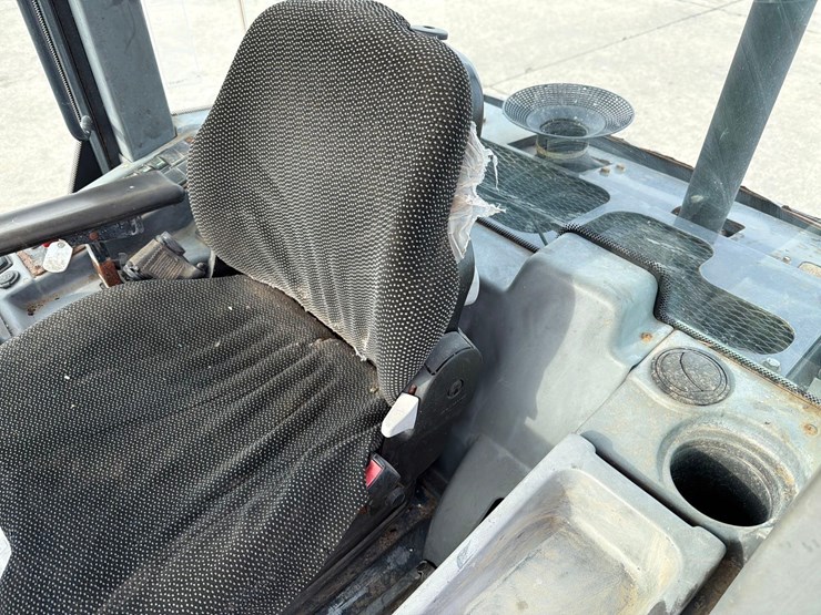 2016-deere-244k-image-47