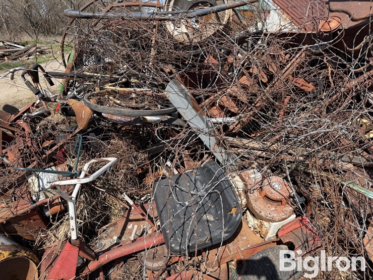 farm-scrap-metal-pile-image-15