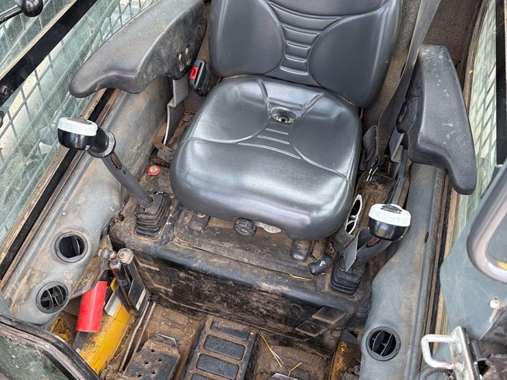 2011-new-holland-l218-image-32