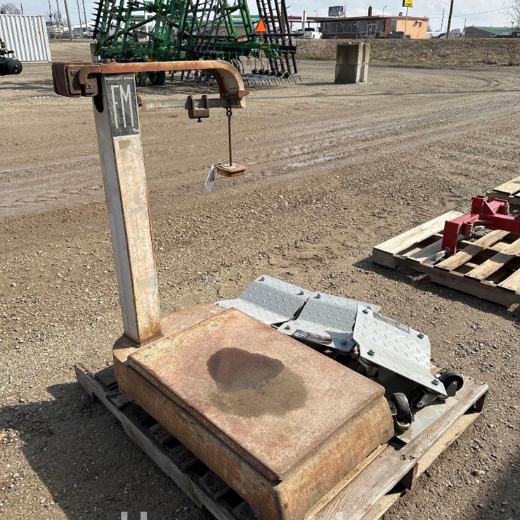 1831 - CAR DOLLIES & FAIRBANKS-MORSE SCALE