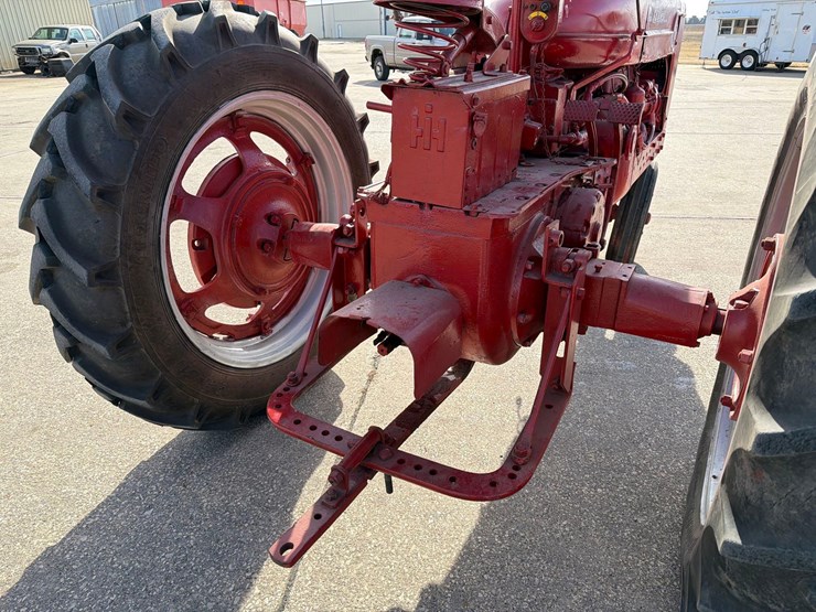 1953-farmall-super-m-tractor-image-20