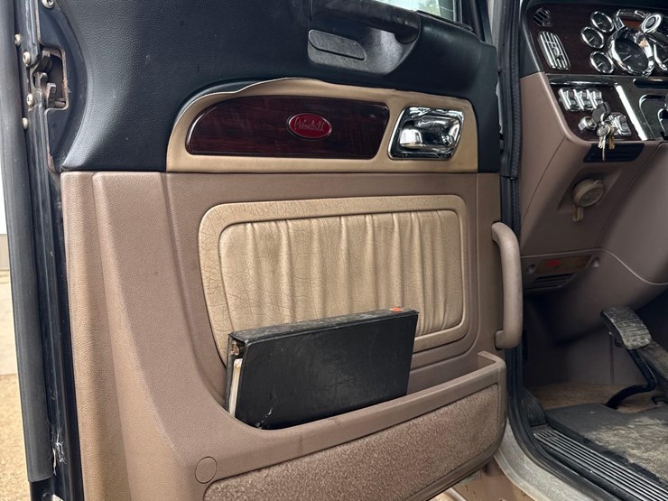 2016-peterbilt-389-image-68