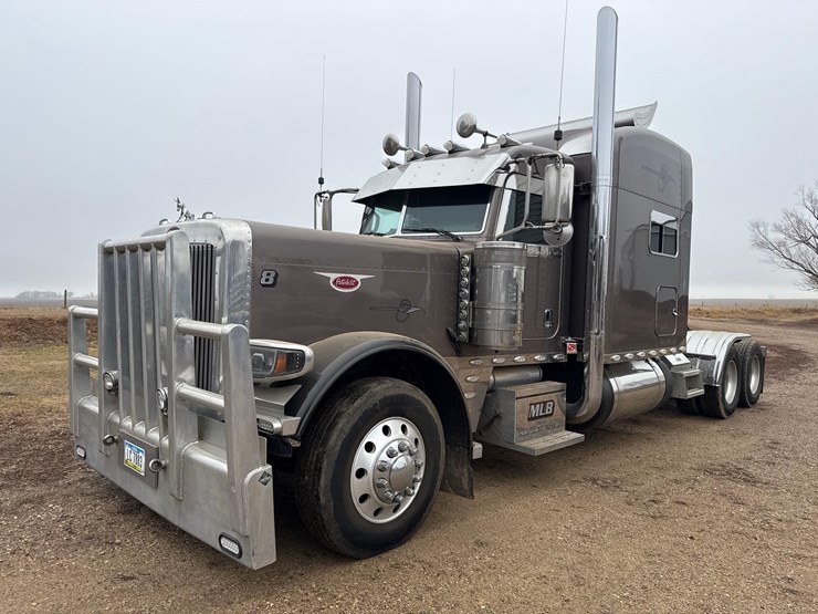 2016-peterbilt-389-image-1