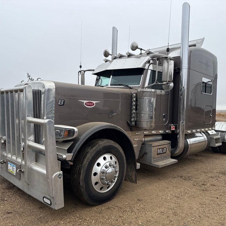 2016 PETERBILT 389