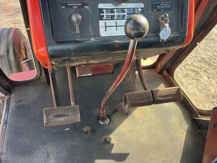 allis-chalmers-7040-2wd-tractor-image-35