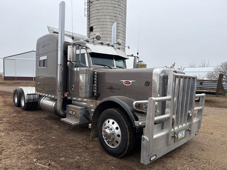 2016-peterbilt-389-image-2