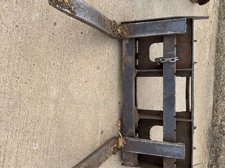 skidloader-quick-tach-pallet-forks-image-5