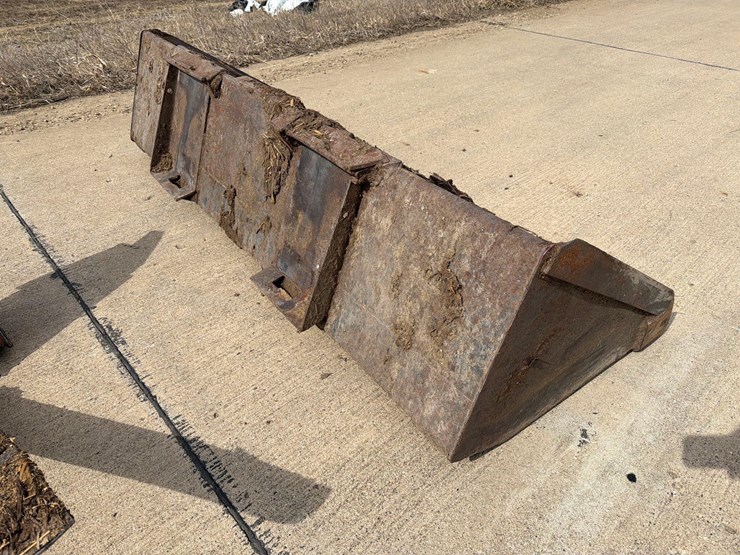 skidloader-82”-skidloader-bucket-image-2