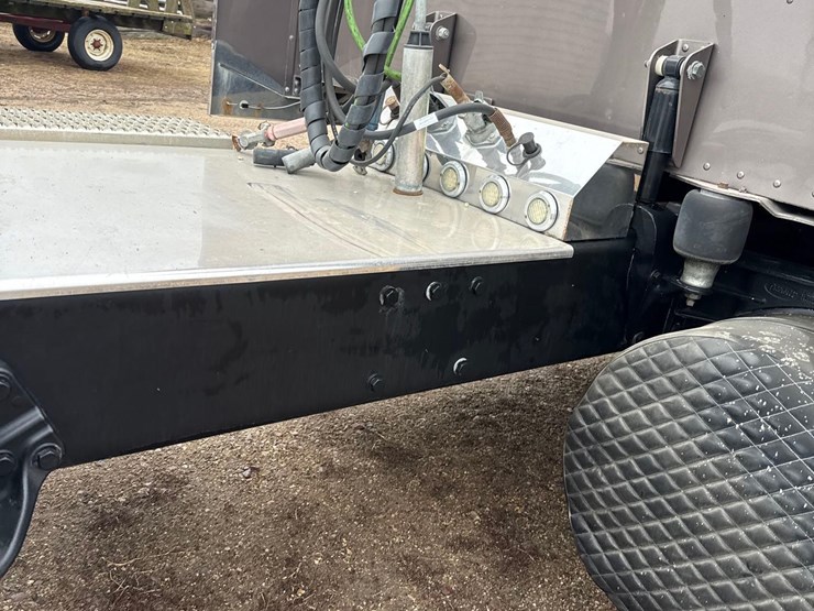 2016-peterbilt-389-image-57