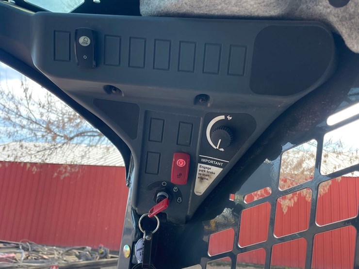 2017-deere-320e-image-30