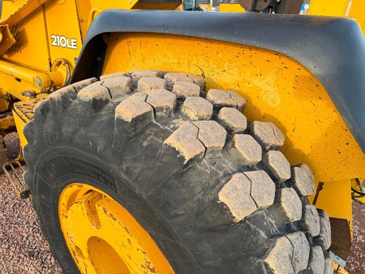 deere-210le-image-8