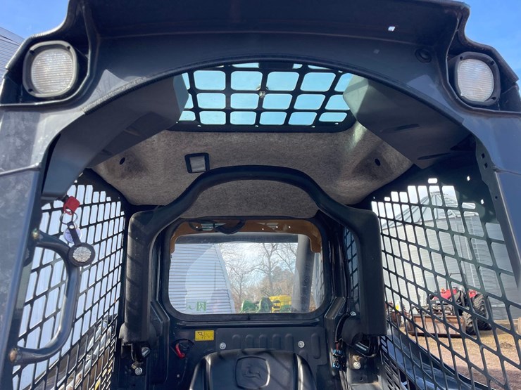 2017-deere-320e-image-28