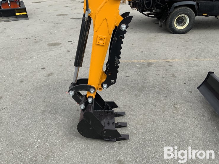 2025-massey-ferguson-730-image-12