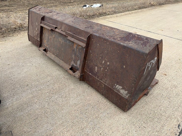 skidloader-8ft-quick-tach-bucket-image-2