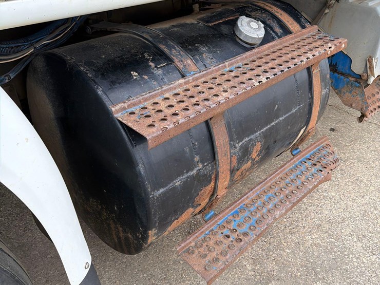 2000-international-8100-image-12