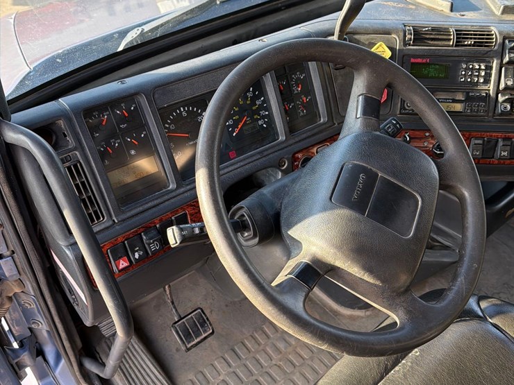 2001-volvo-vn-image-33