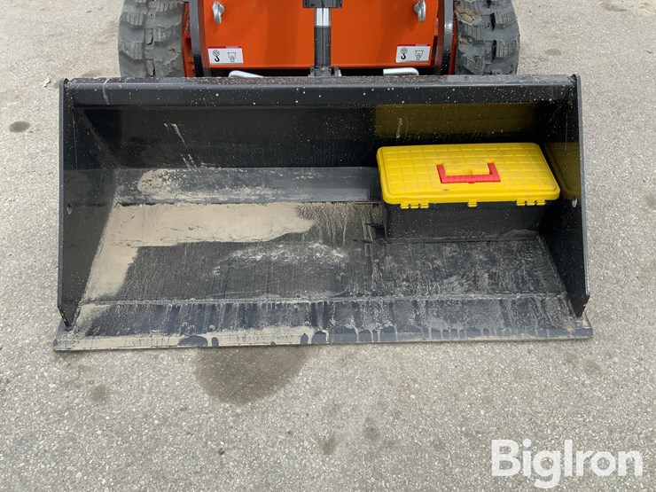 2025-massey-ferguson-730-image-9