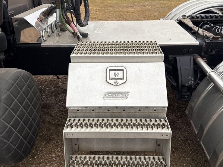 2016-peterbilt-389-image-54