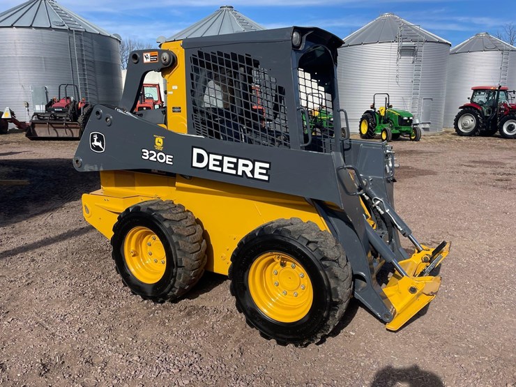 2017-deere-320e-image-1