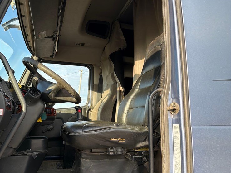 2001-volvo-vn-image-30