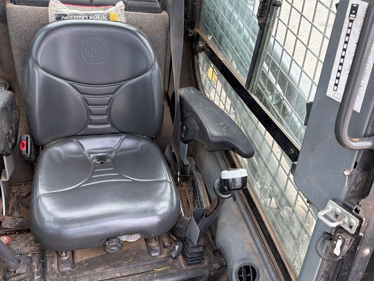 2011-new-holland-l218-image-31