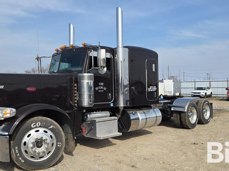 2022-peterbilt-389-image-1