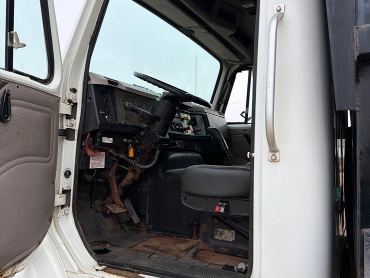 2000-international-8100-image-27