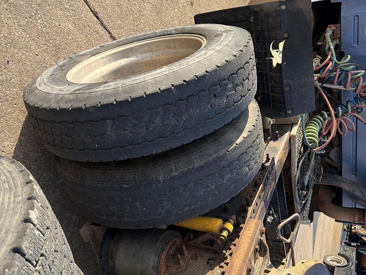 2001-volvo-vn-image-9