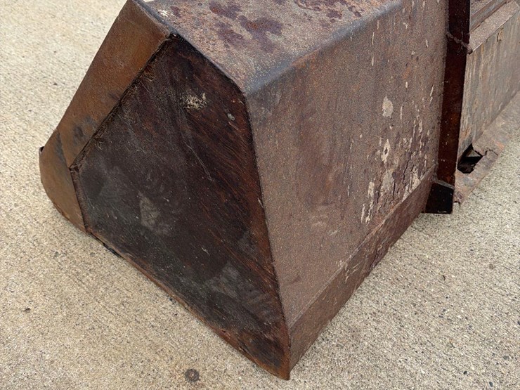 skidloader-8ft-quick-tach-bucket-image-5