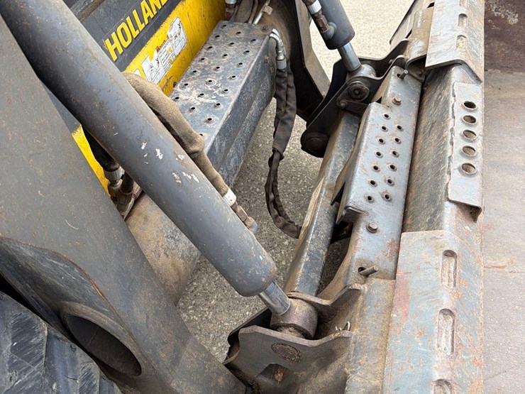 2011-new-holland-l218-image-21