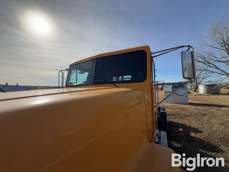 2001-freightliner-fld120-image-16