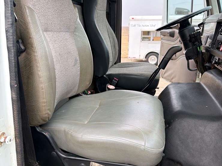 2000-international-8100-image-46