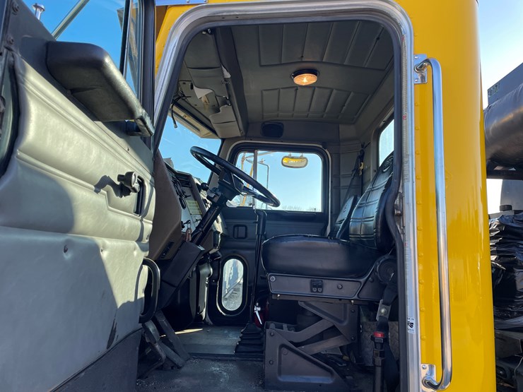 1999-peterbilt-330-image-33