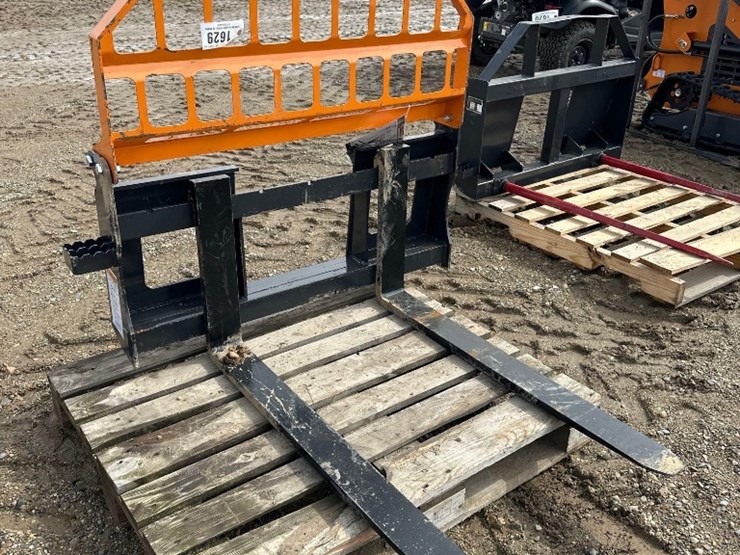 4,000#-48"-skidsteer-pallet-forks-image-1