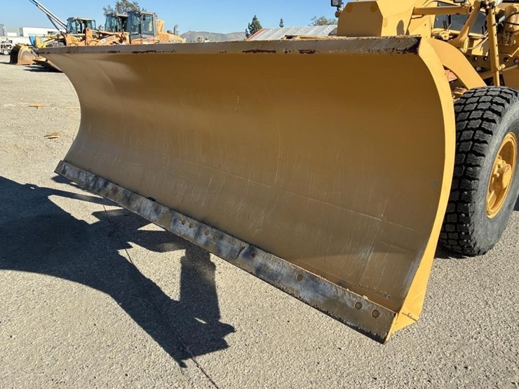 2005-caterpillar-143h-image-6