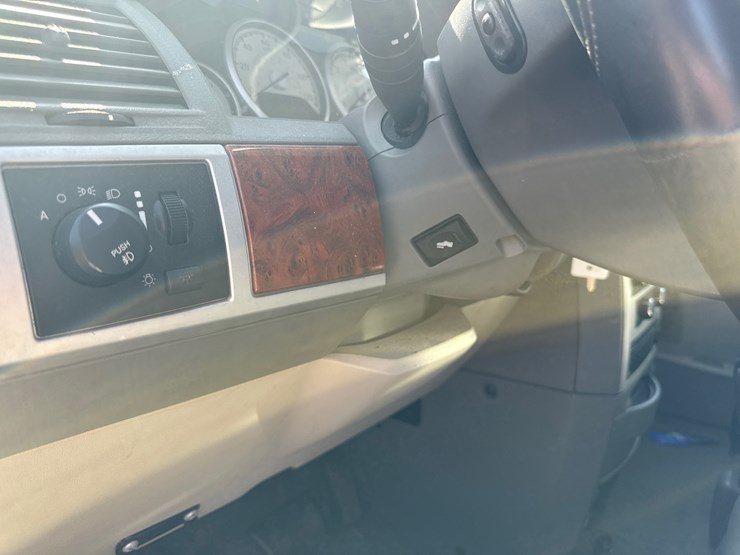 2009-chrysler-town-&-country-image-30