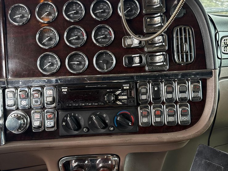 2016-peterbilt-389-image-74