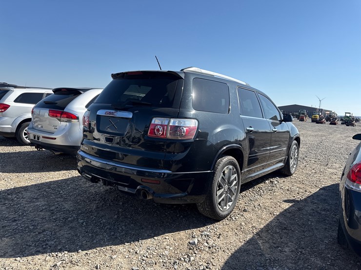 2011-gmc-acadia-image-3