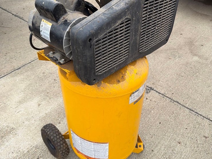 dewalt-30-gallon-air-compressor-image-7