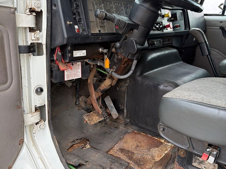 2000-international-8100-image-31