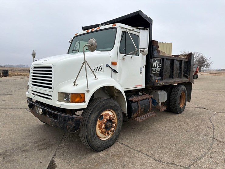 2000-international-8100-image-1